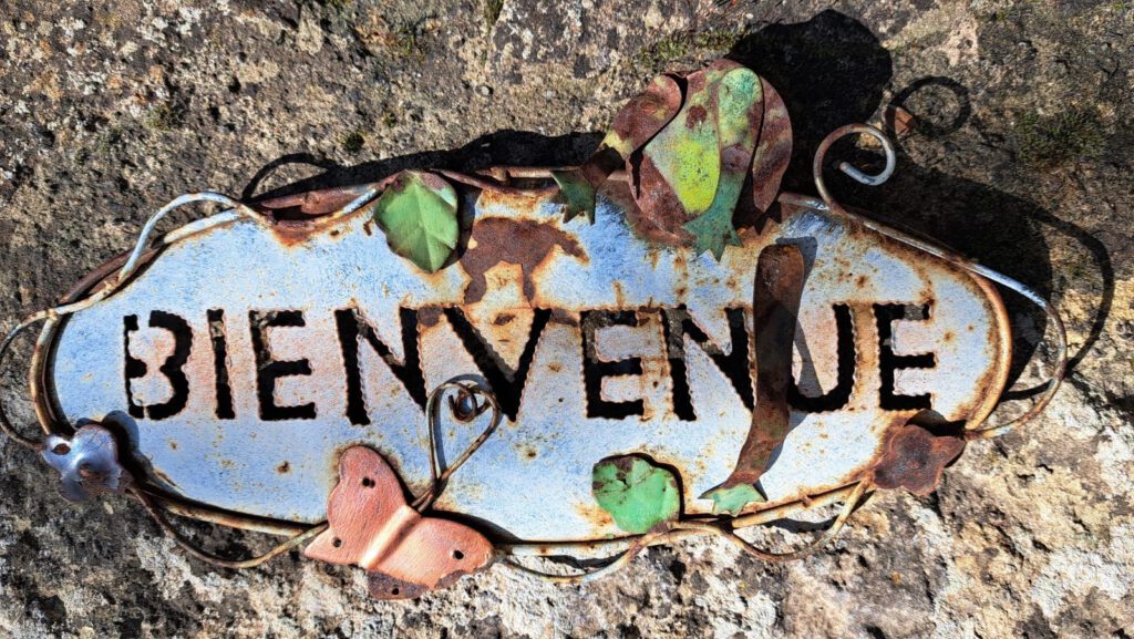 Panneau en m&eacute;tal avec inscription bienvenue